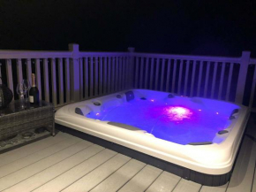 Jasmine Lodge with Hot Tub